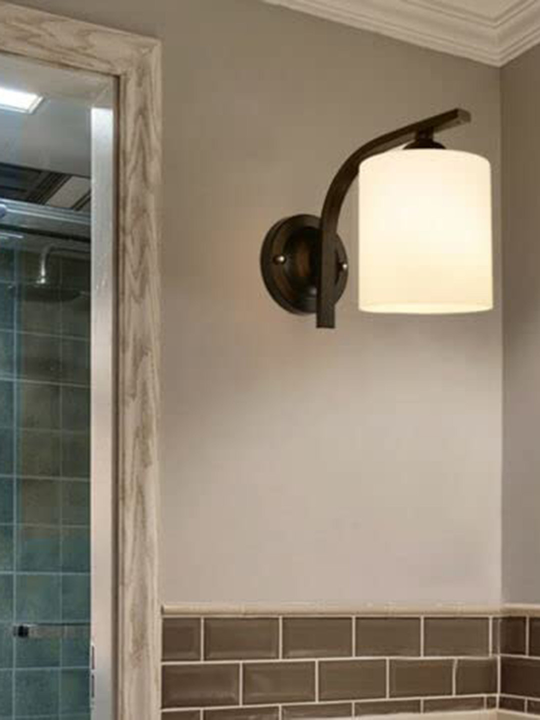 

KINIS Black & White Metal Cylinder Shaped Wall Lamp With Bulb
