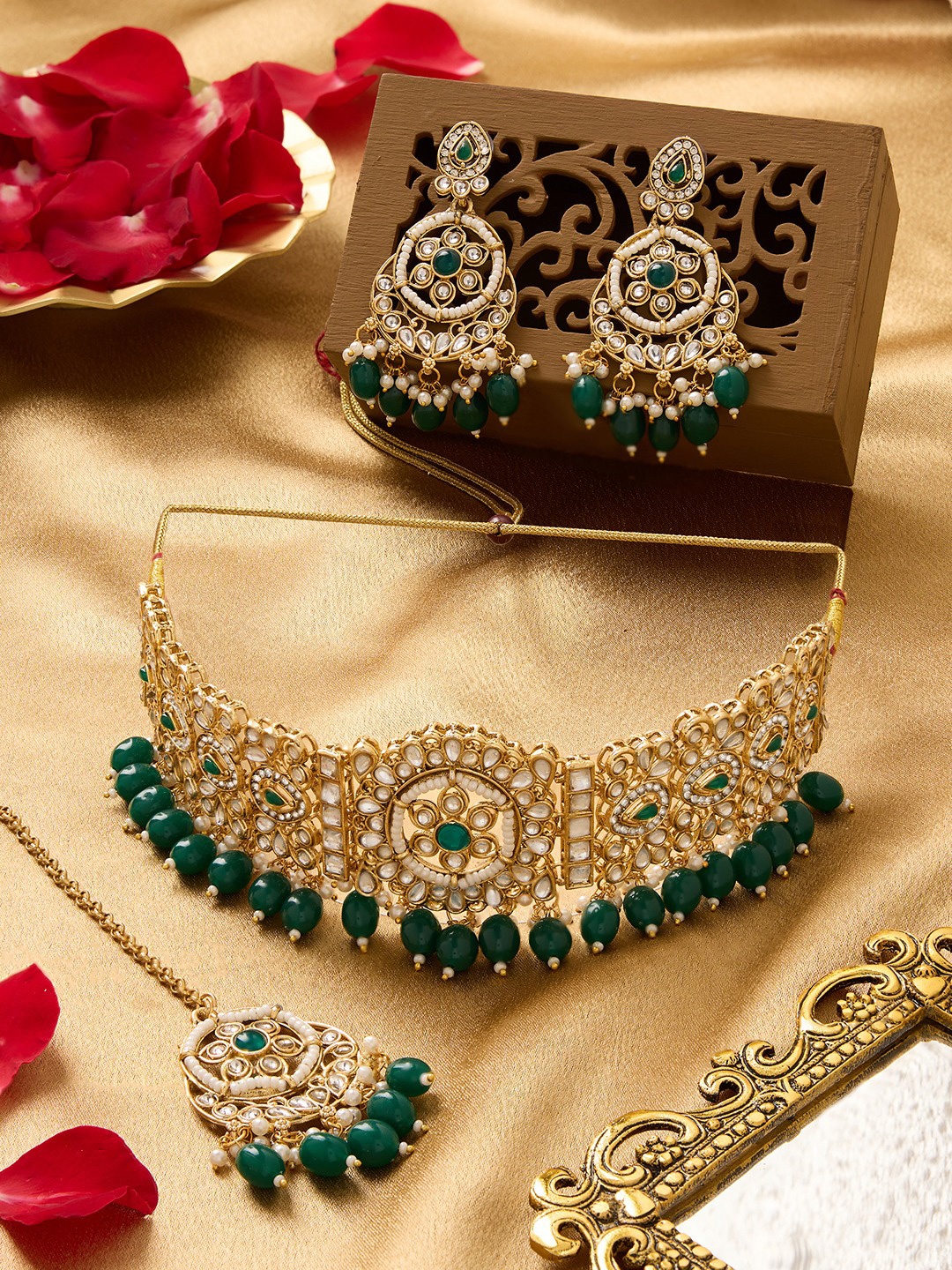 

Zaveri Pearls Gold-Plated Kundan-Studded & Beaded Jewellery Set