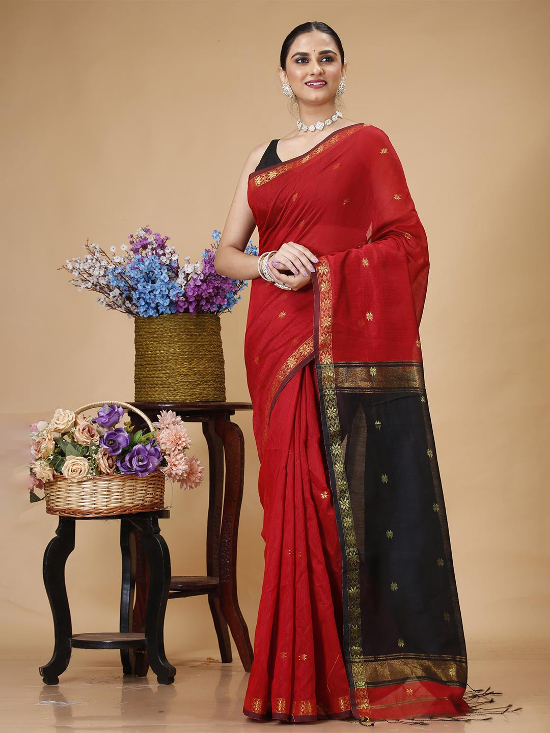 

SLAGHA Woven Design Taant Saree, Red
