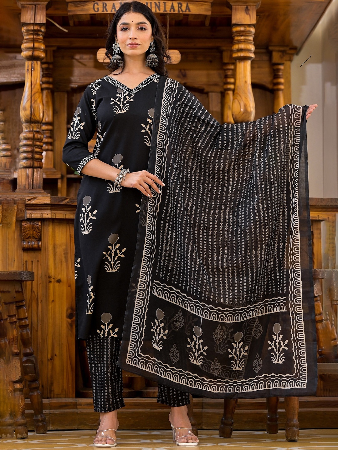 

DIVASTRI Floral Printed V-Neck Straight Kurta With Trouser And Dupatta, Black