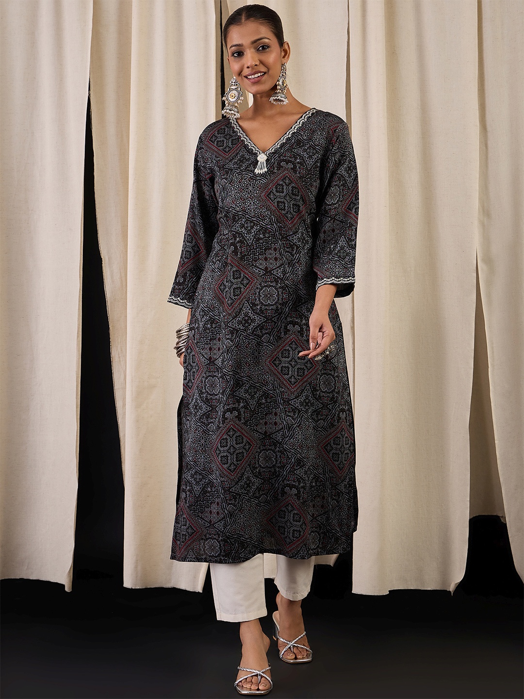 

Anouk Ethnic Motifs Printed V-Neck Straight Kurta, Black