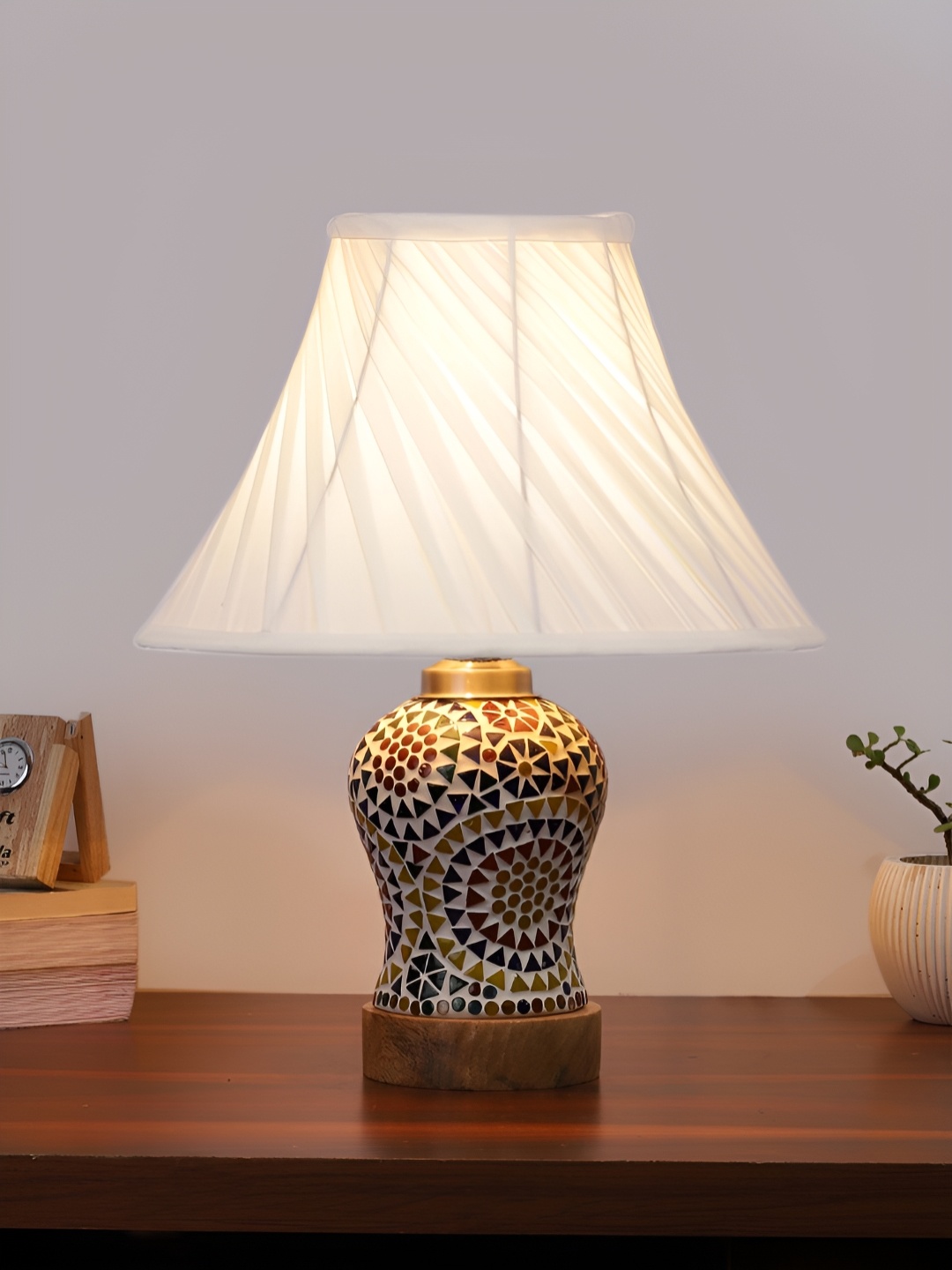 

Devansh Off White & Green Wooden Traditional Frusturical Shaped Table Lamp