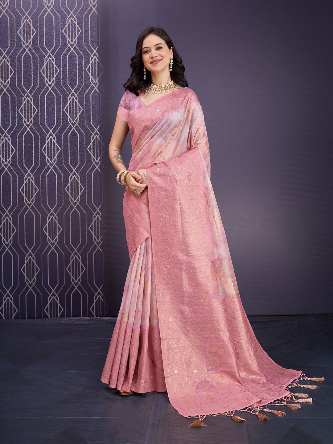 

Rekha Maniyar Woven Design Aari Work Pure Cotton Saree, Pink