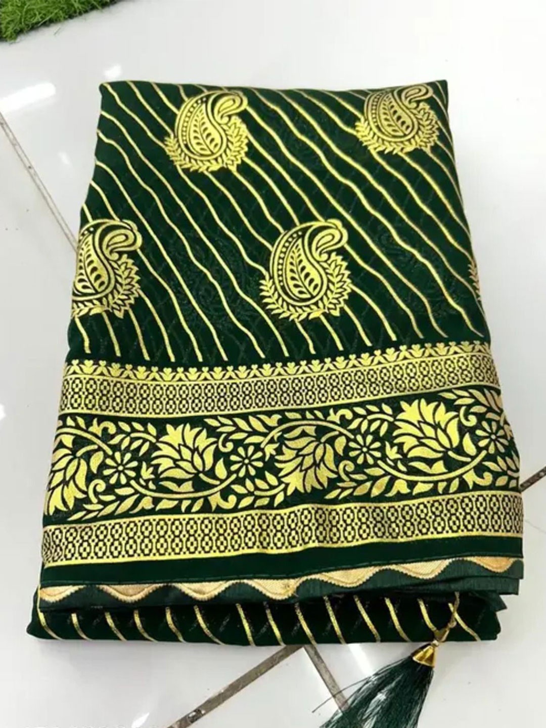 

VRAGI Ethnic Motifs Zari Pure Georgette Saree, Green