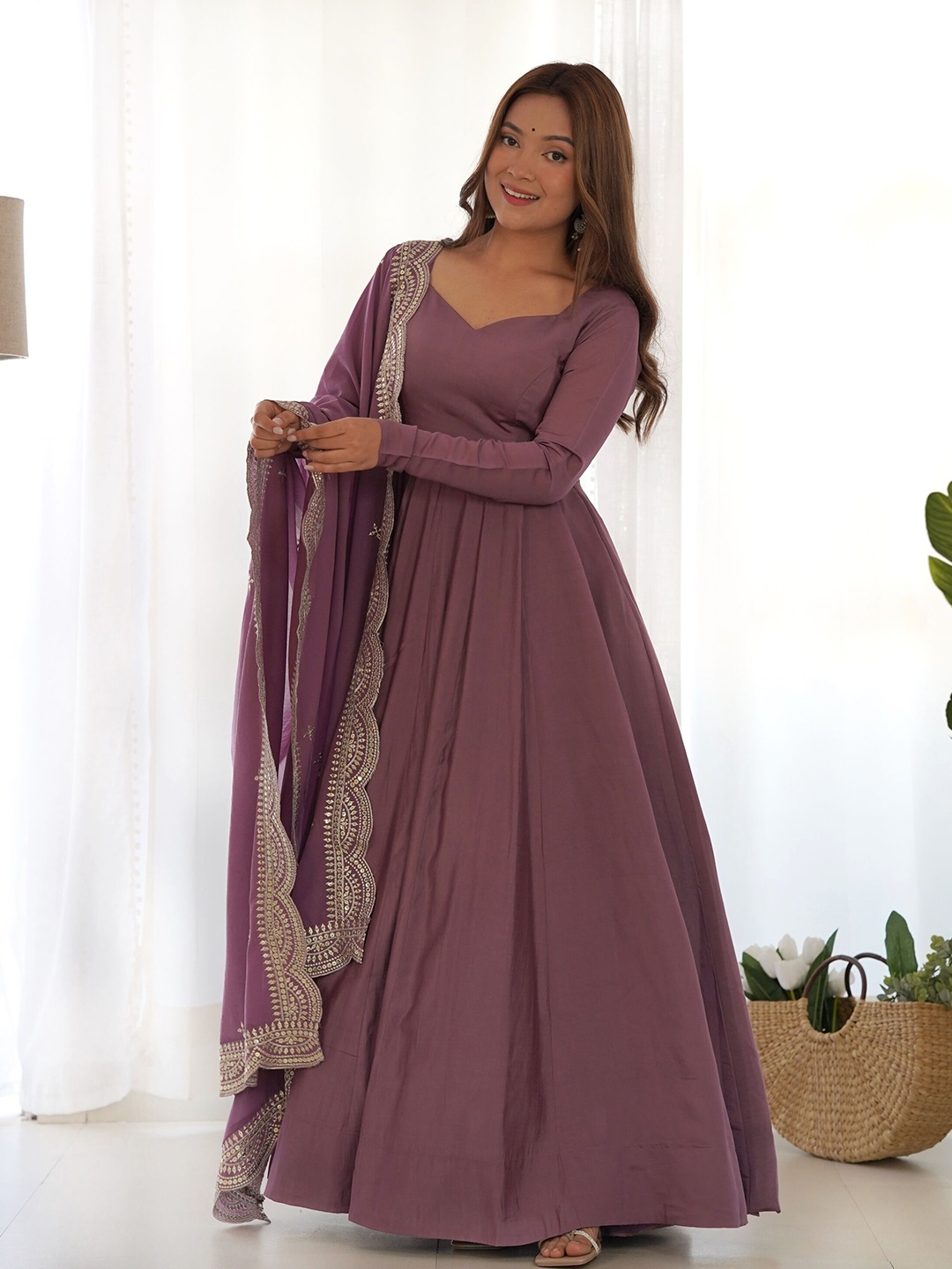 

VAAZI CREATOR Chanderi Silk Sweetheart Neck Anarkali Kurta With Trousers And Dupatta, Purple