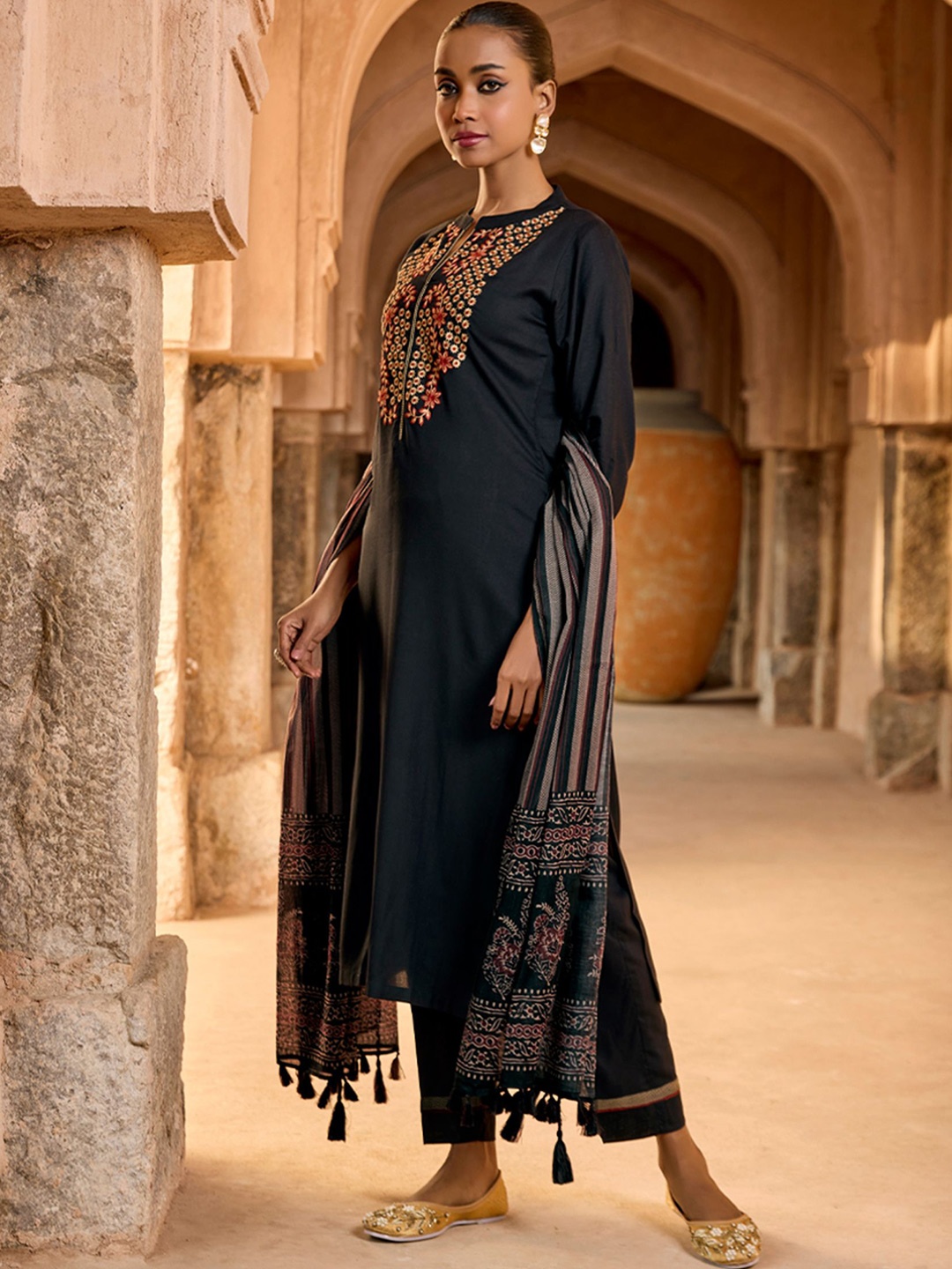 

WOMEN PLUS Women Floral Yoke Design Regular Thread Work Liva Kurta with Trousers & Dupatta, Black