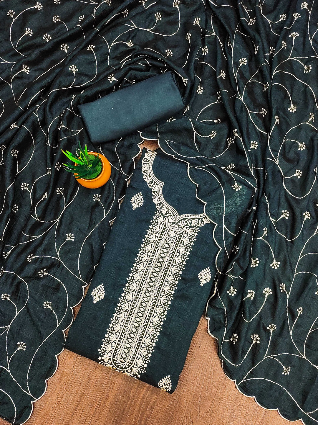 

SHADOW & SAINING Floral Embroidered Thread Work Unstitched Dress Material, Grey
