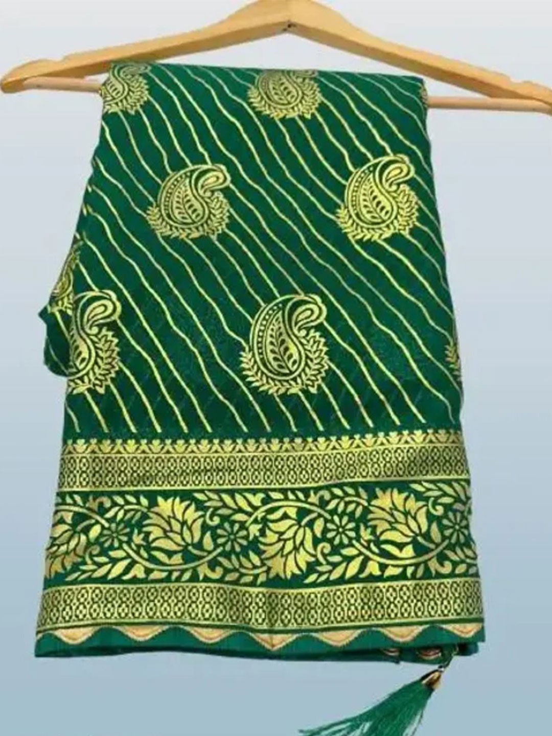 

VRAGI Paisley Printed Pure Georgette Saree, Green