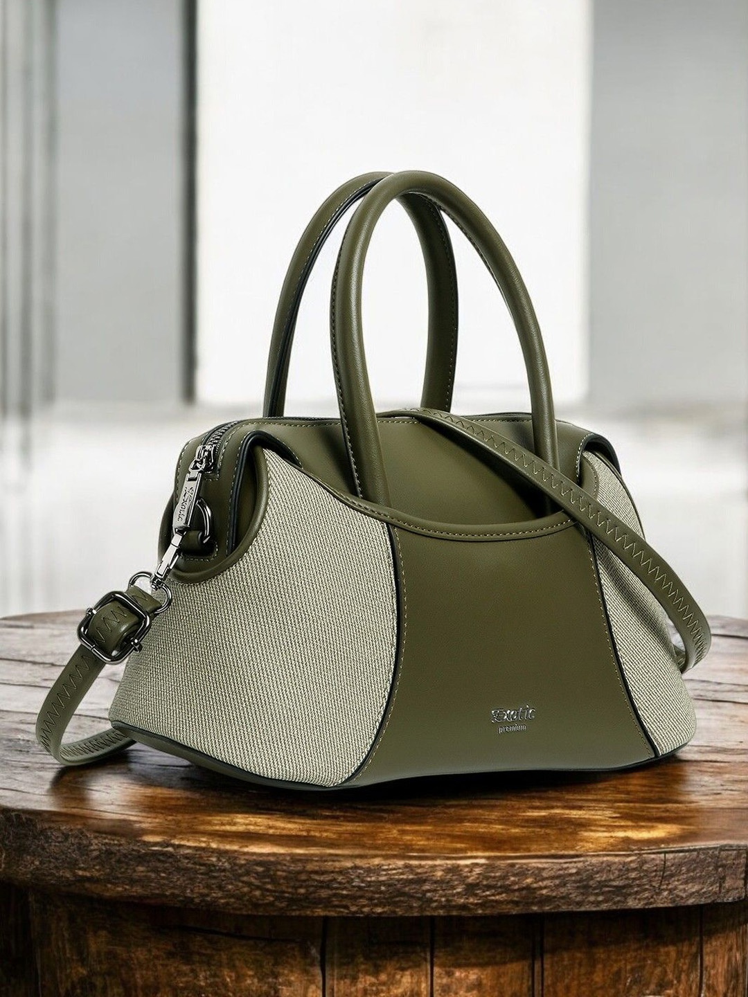 

Exotic Swagger Shoulder Bag with Tasselled, Green