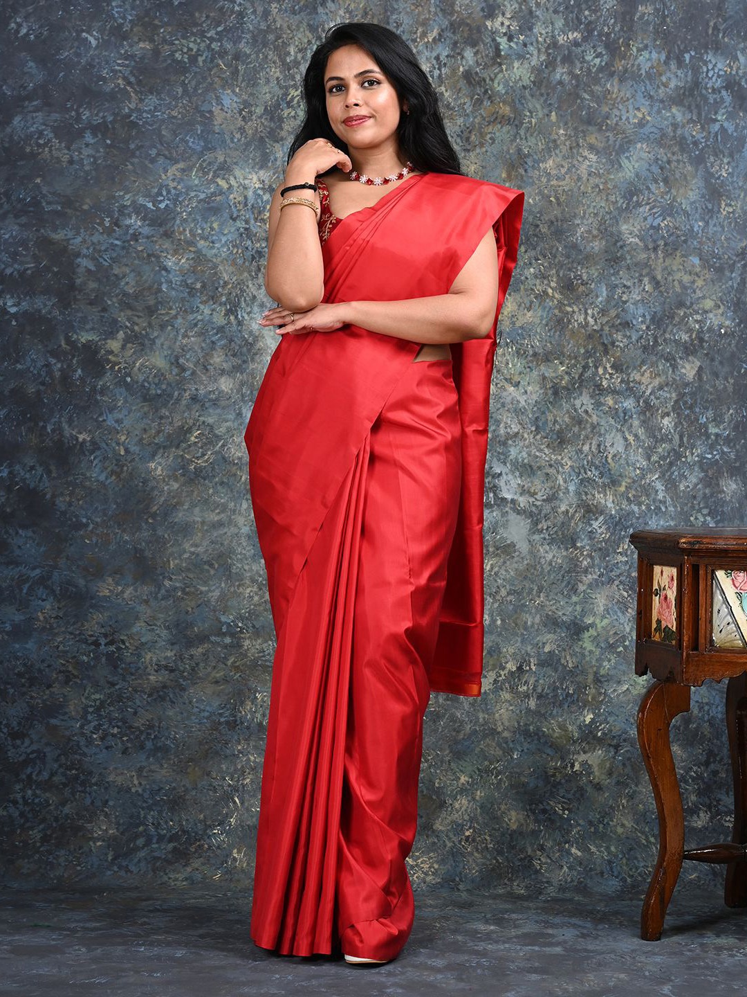 

Ushvii Silk Saree With Unstitched Blouse Piece, Red