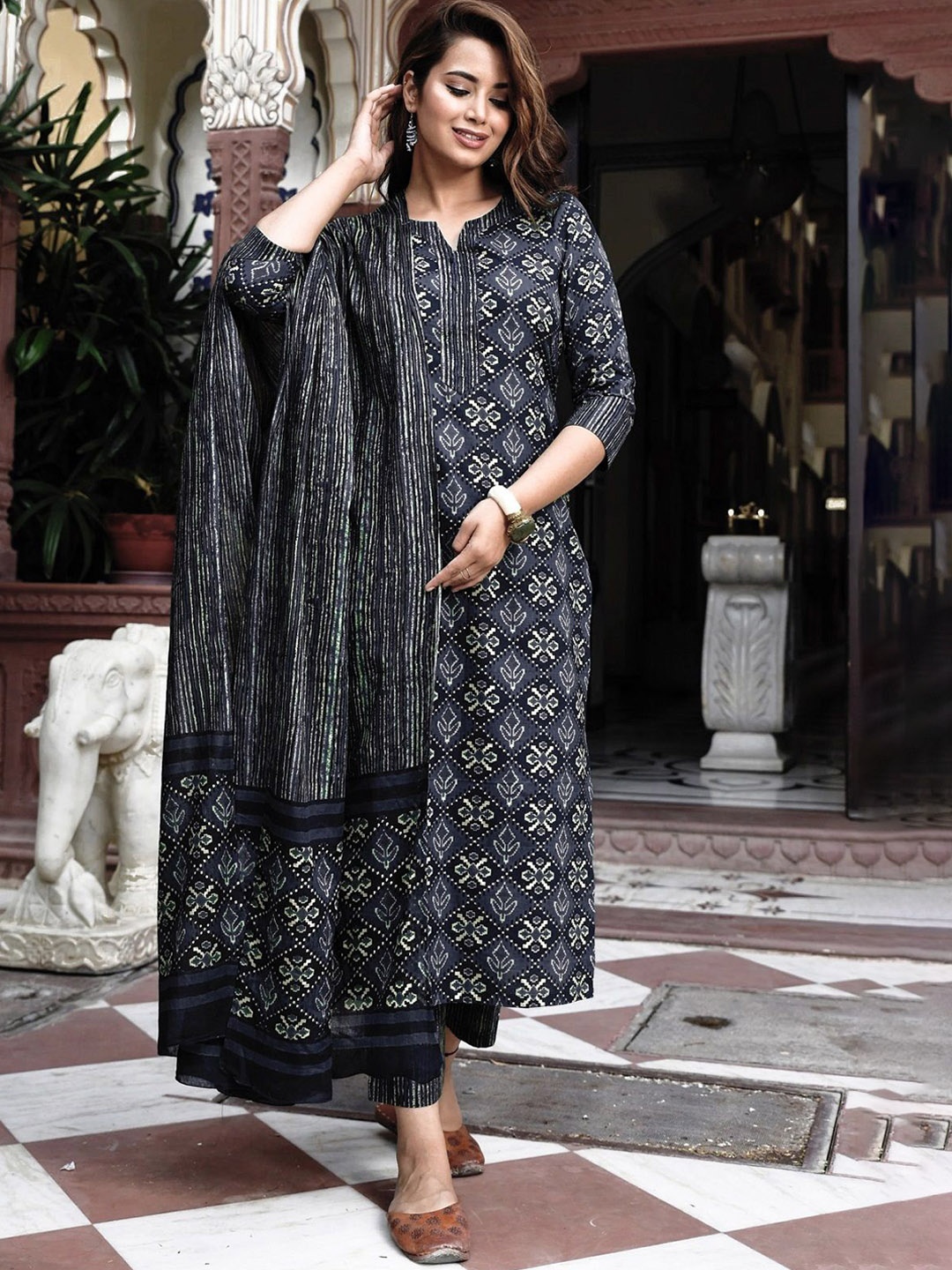 

Moda Rapido Floral Printed Notch Neck Straight Kurta With Trousers & Dupatta, Black