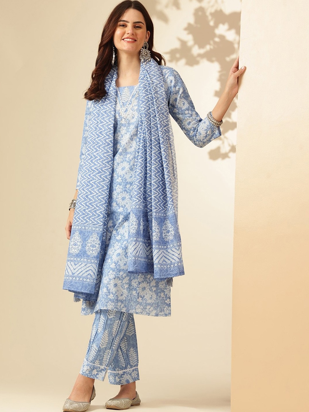 

DIVASTRI Floral Printed V-Neck Straight Kurta With Salwar & Dupatta, Blue