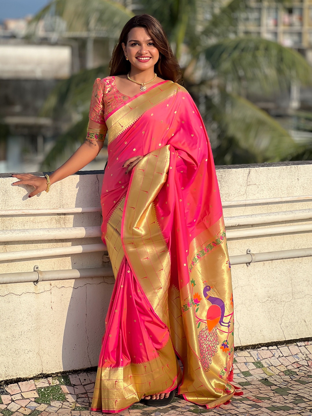 

VEECHIS Woven Design Zari Silk Blend Banarasi Saree, Pink