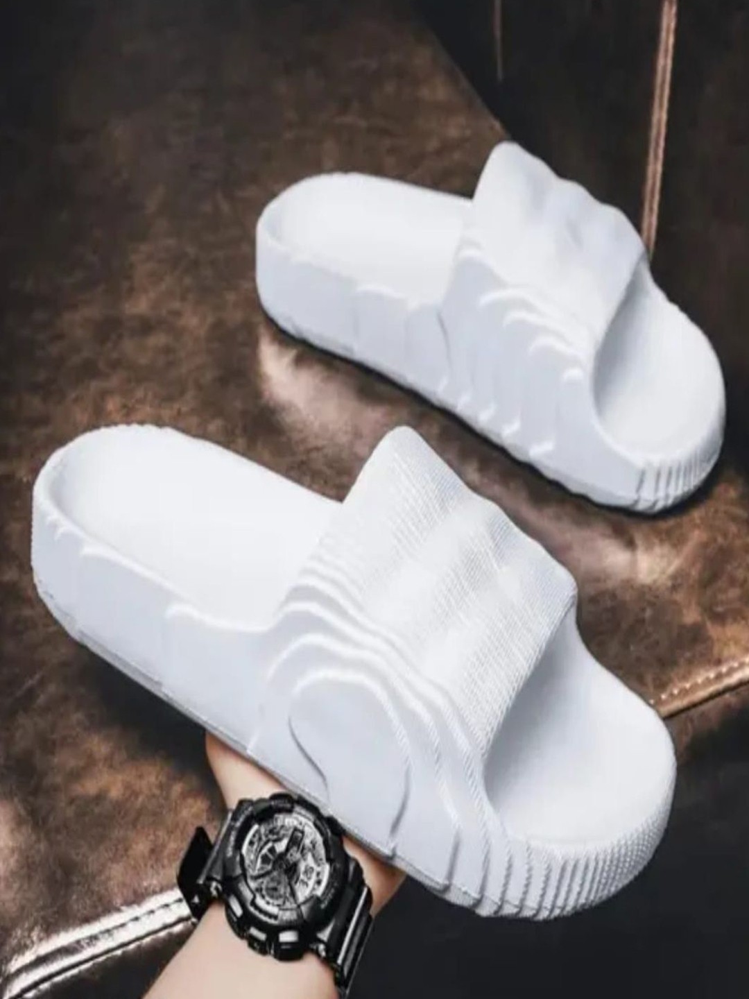 

KNIEVL Men Sliders, White