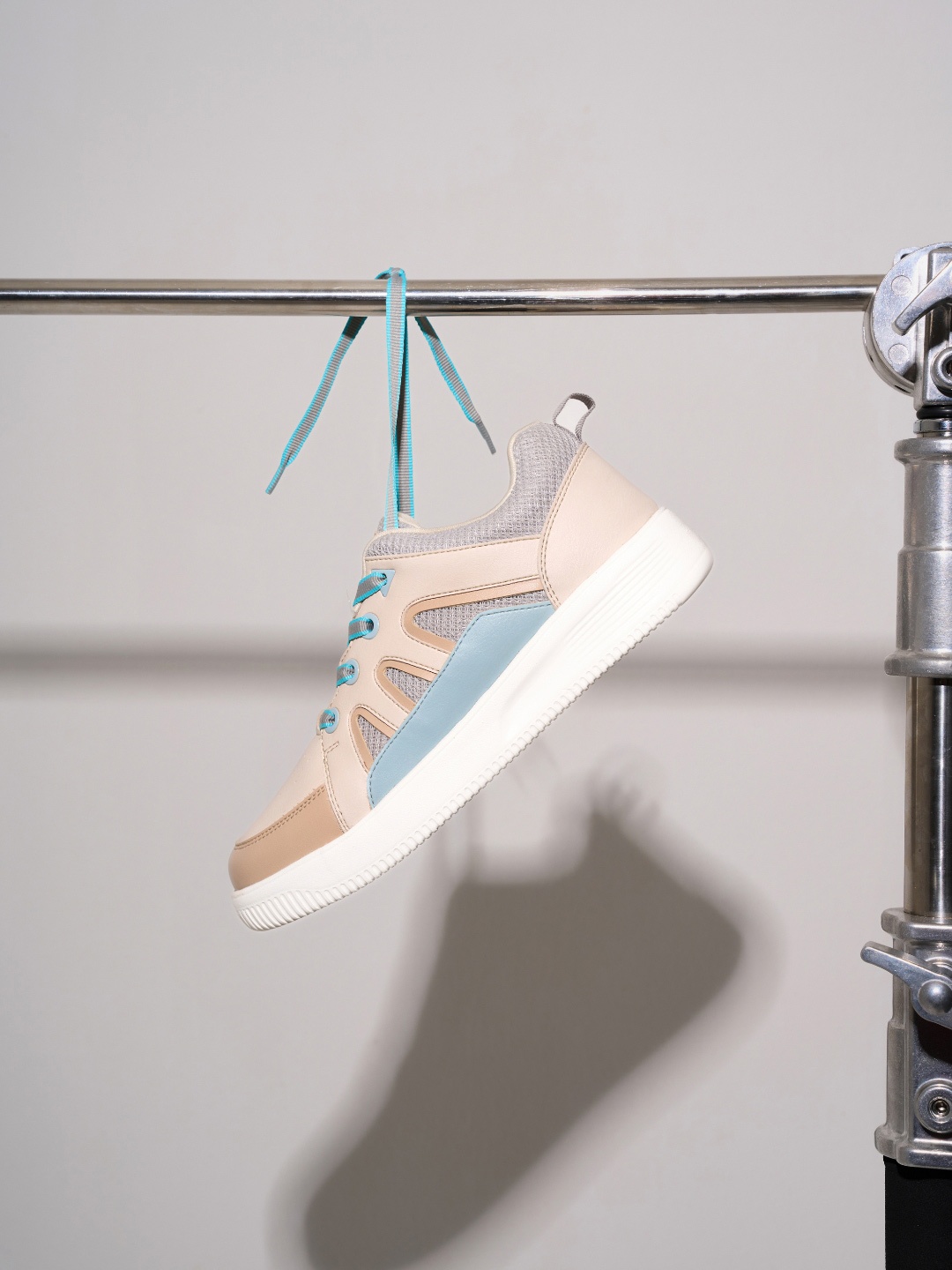 

ID Women Colourblocked Leather Sneakers, Cream