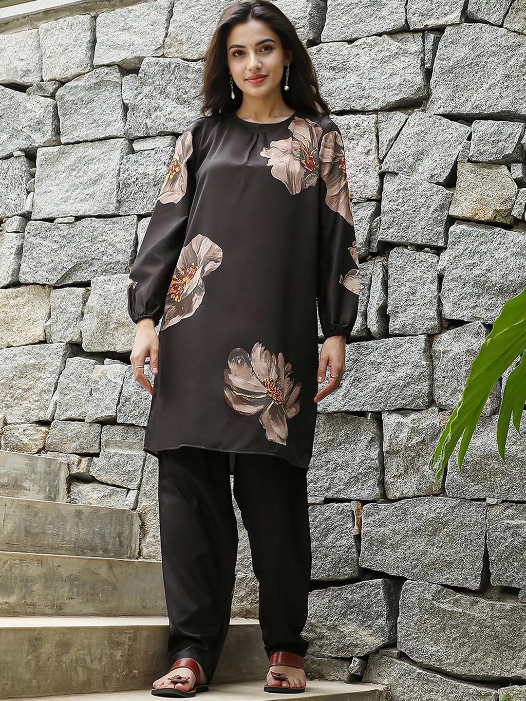 

QISSA Floral Printed Straight Kurta With Trousers, Brown
