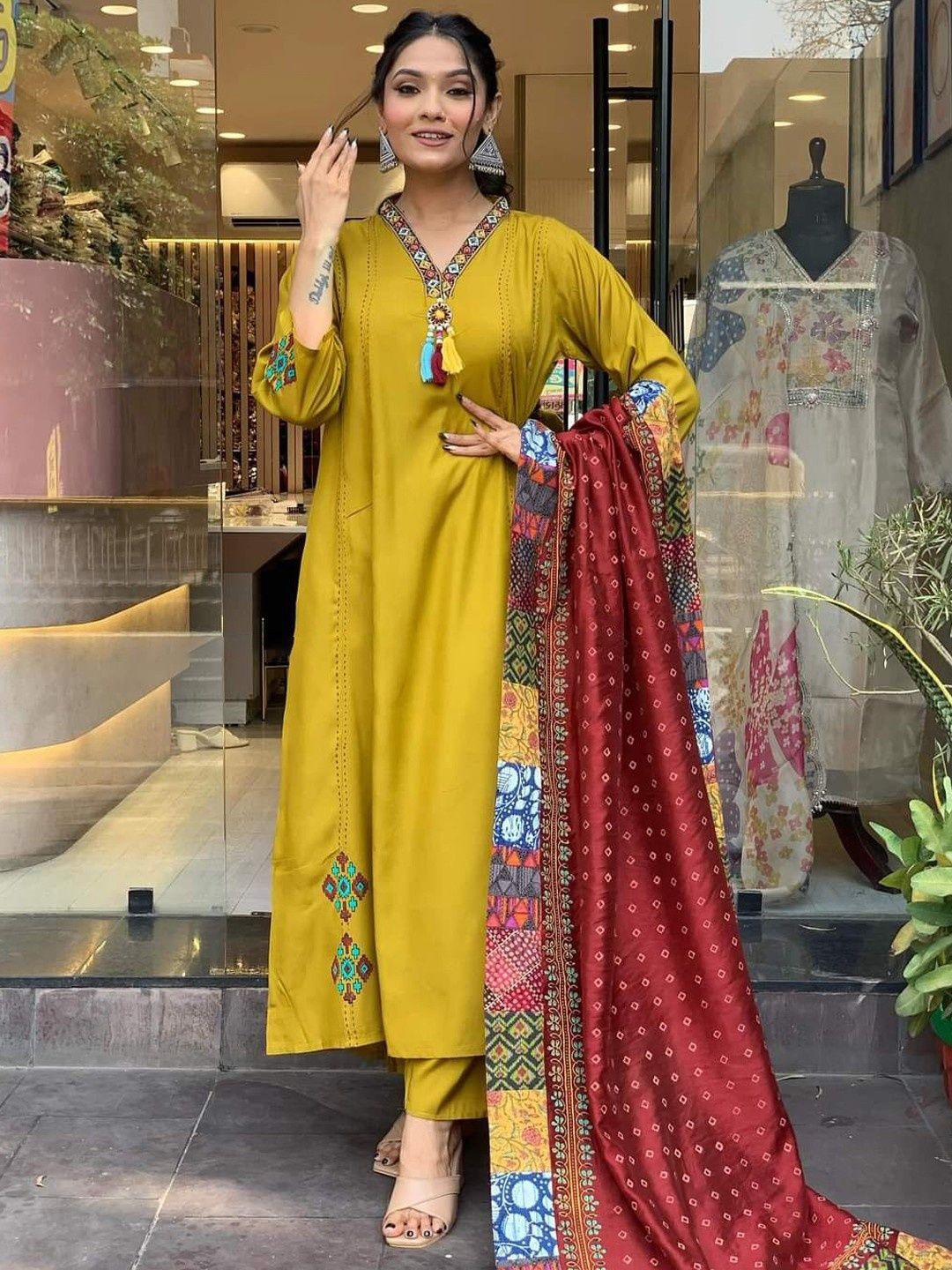 

KERI PERRY Embroidered V-Neck Thread Work Chanderi Silk Kurta Pant Maroon Dupatta, Yellow