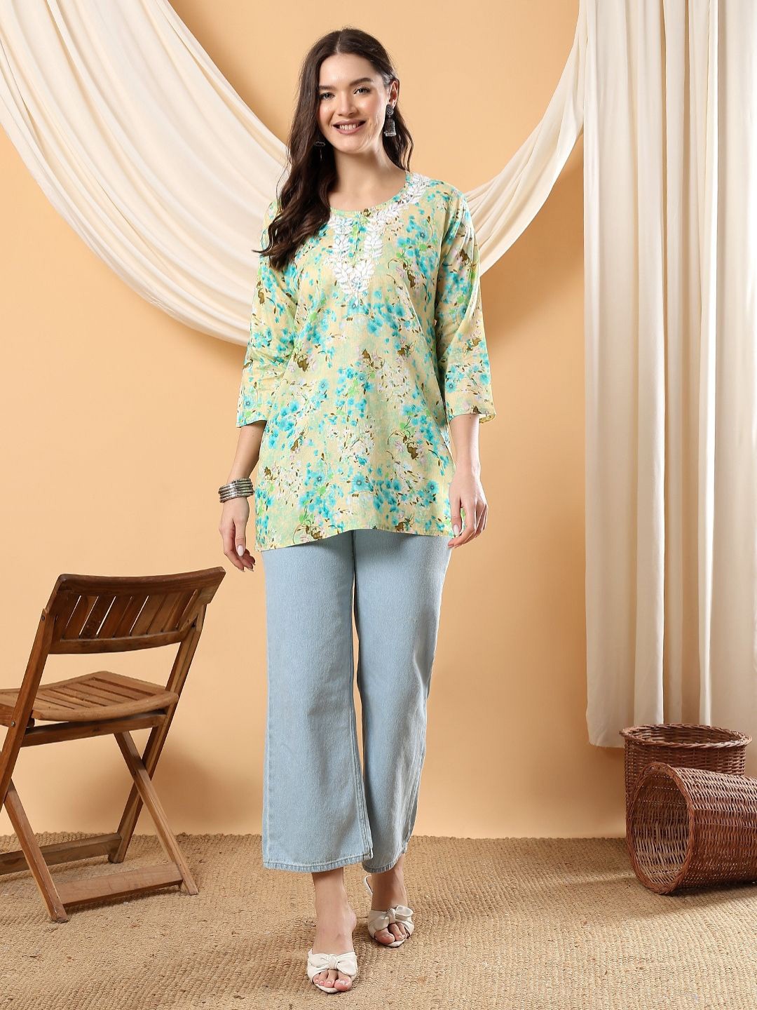 

Poshak Chikan Studio Floral Embroidered Chikankari Pure Cotton Chikankari Kurti, Cream