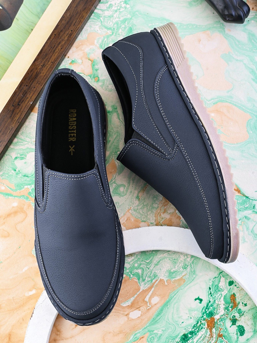

The Roadster Lifestyle Co. Men Round Toe Slip On Lightweight Sneakers, Blue