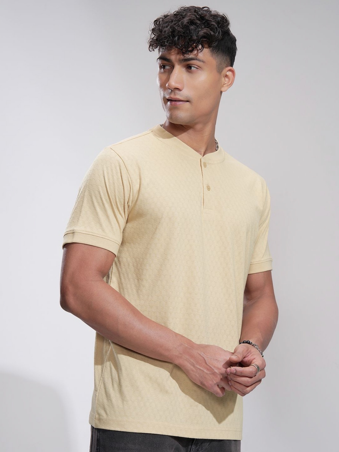 

HIGHLANDER Men Henley Neck T-shirt, Beige