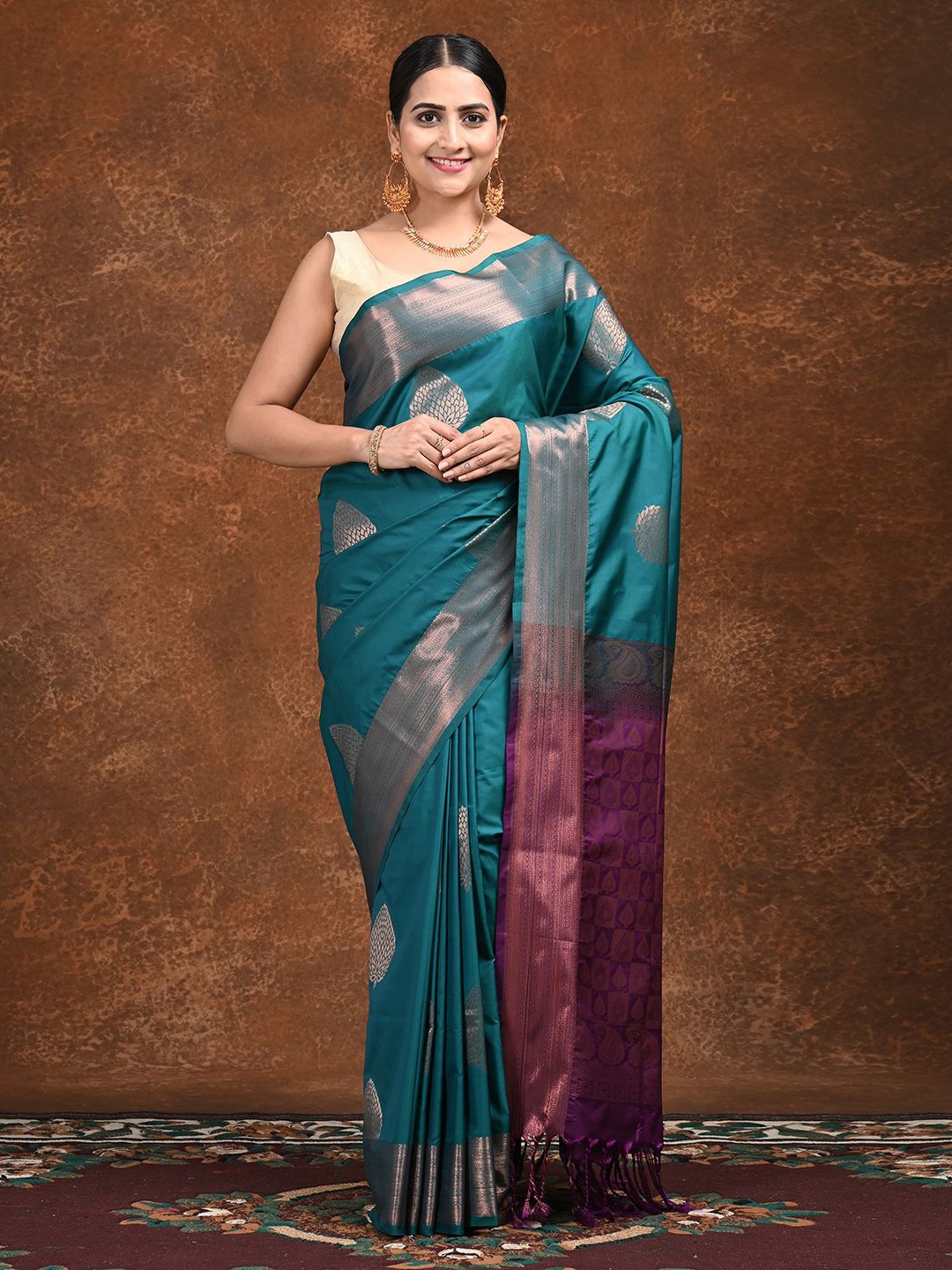 

Ushvii Woven Design Zari Silk Blend Kanjeevaram Saree, Green