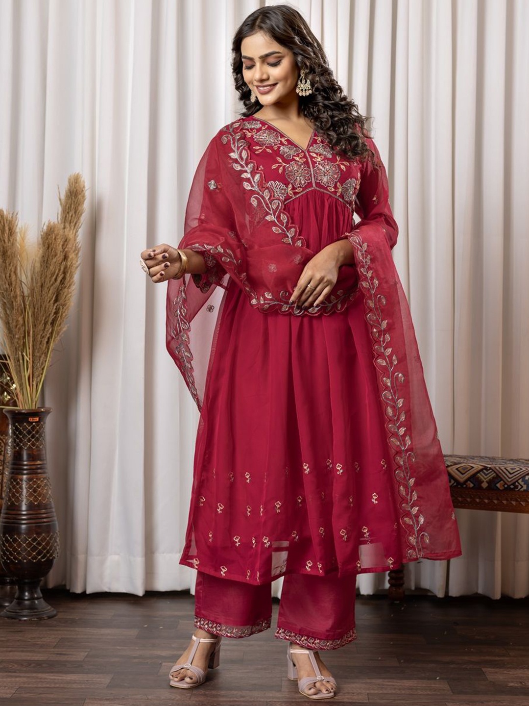 

DRESOUL Floral Embroidered V-Neck Empire Kurta With Trousers And Dupatta, Pink