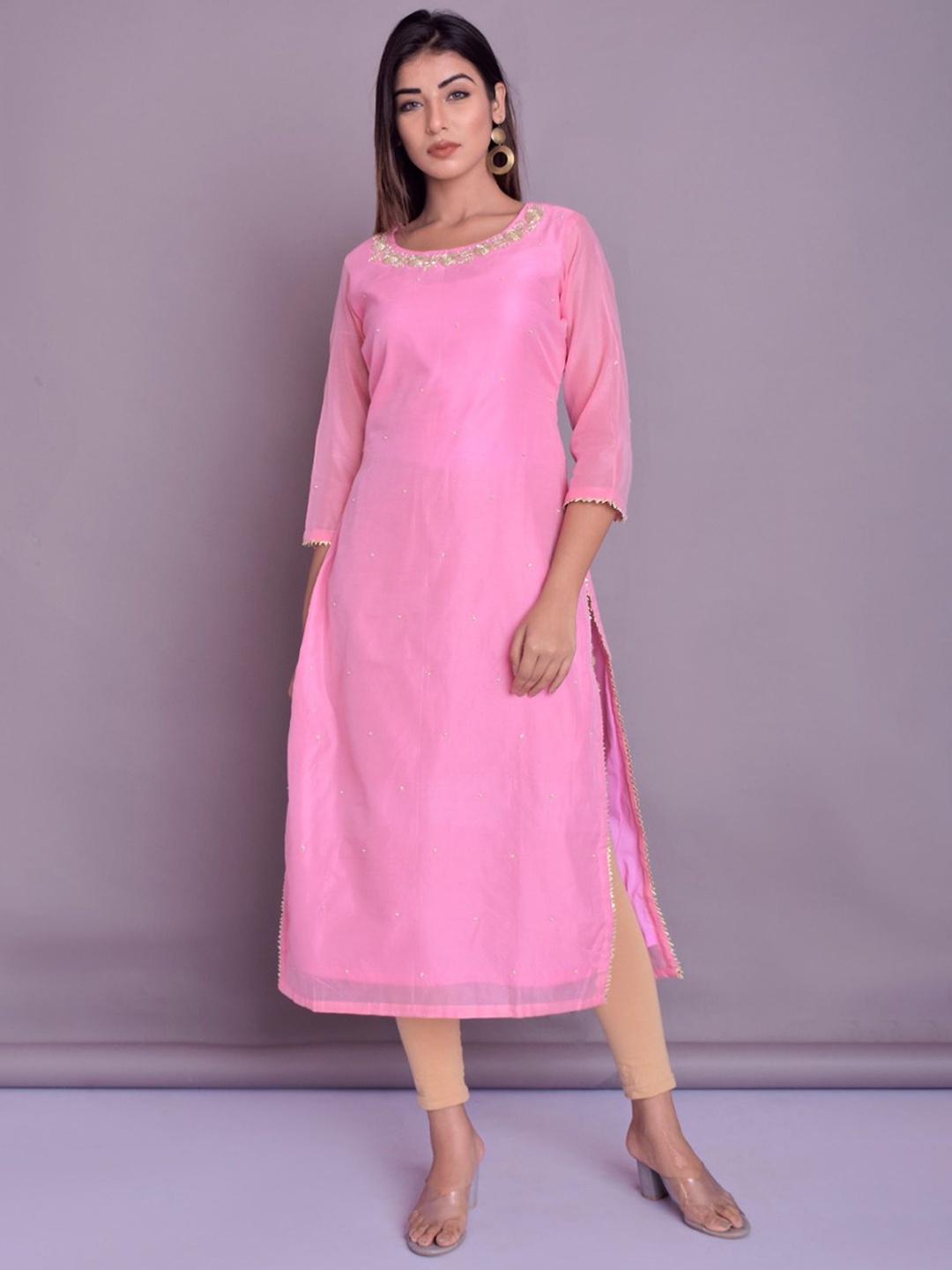 

Anootha Embellished Round Neck Chanderi Silk Kurta, Pink