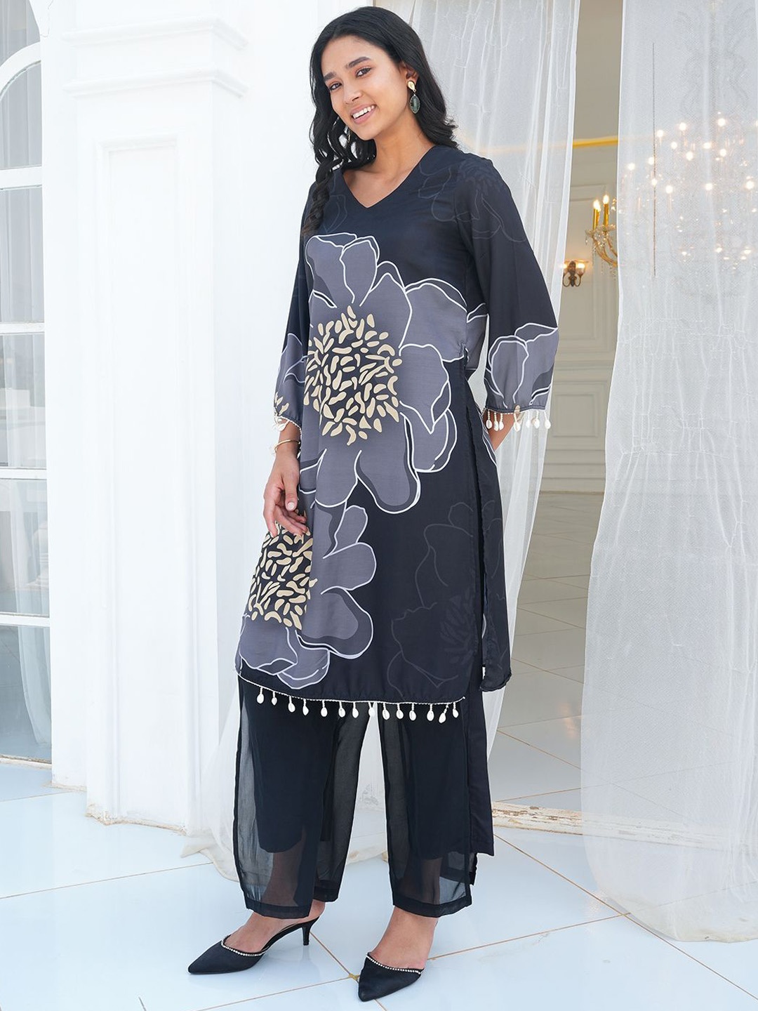 

QISSA Floral Printed V-Neck Straight Kurta With Trousers, Black