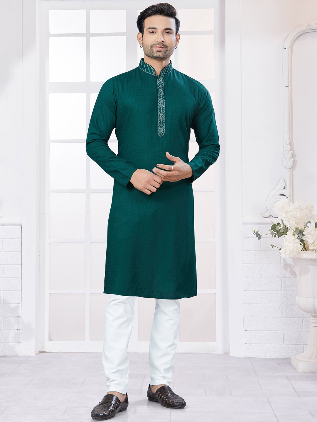

OUTLUK Mandarin Collar Long Sleeves Pure Cotton Kurta With Trousers, Green