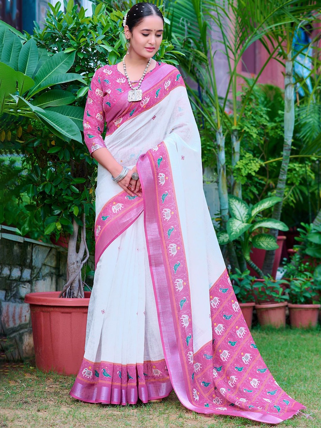 

Iris Ethnic Motifs Pure Cotton Saree, White
