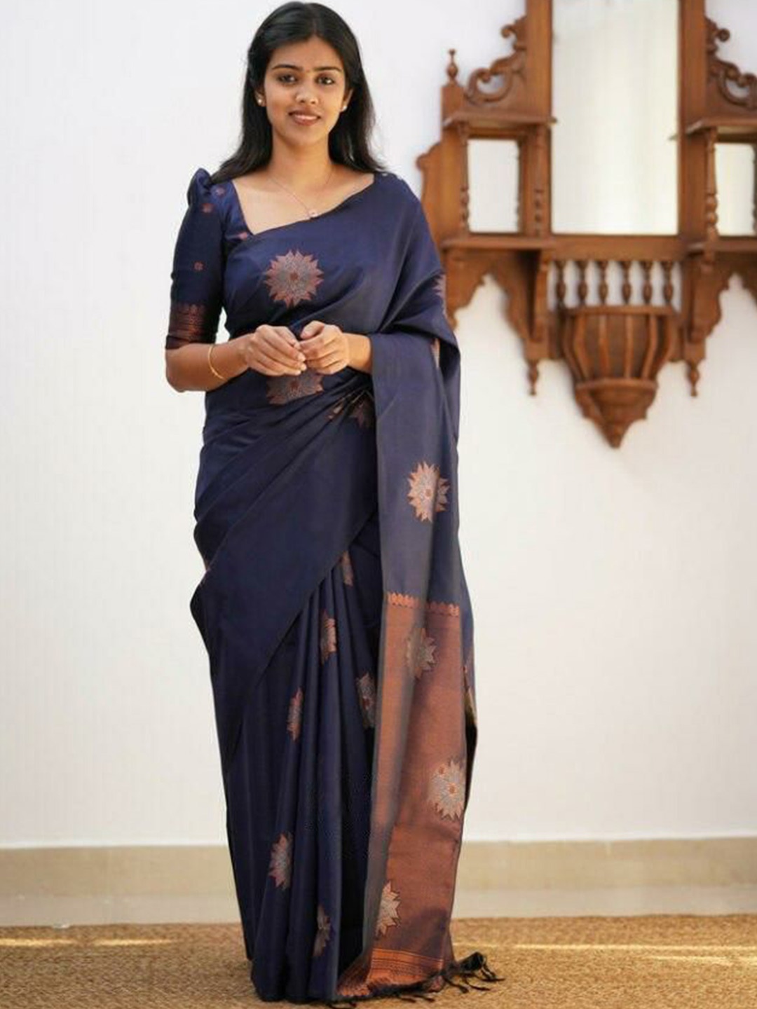

Rujave Woven Design Kanjeevaram Saree, Navy blue