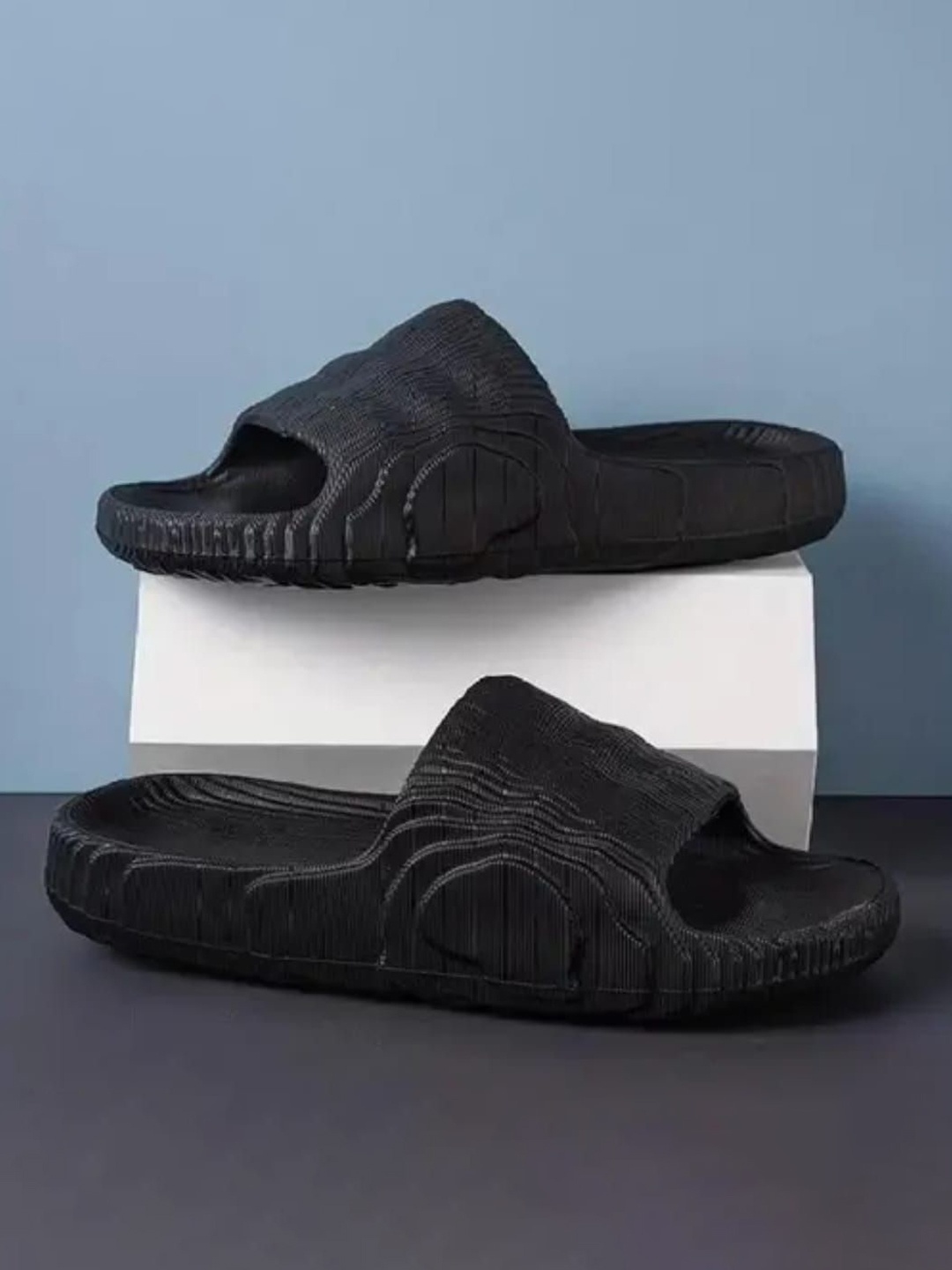 

KNIEVL Men Self Design Sliders, Black