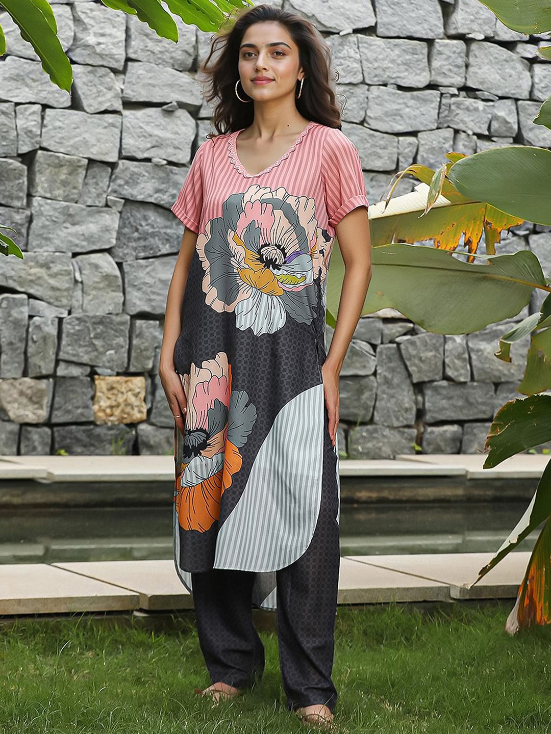 

QISSA Floral Printed V-Neck Kurta With Trousers, Black