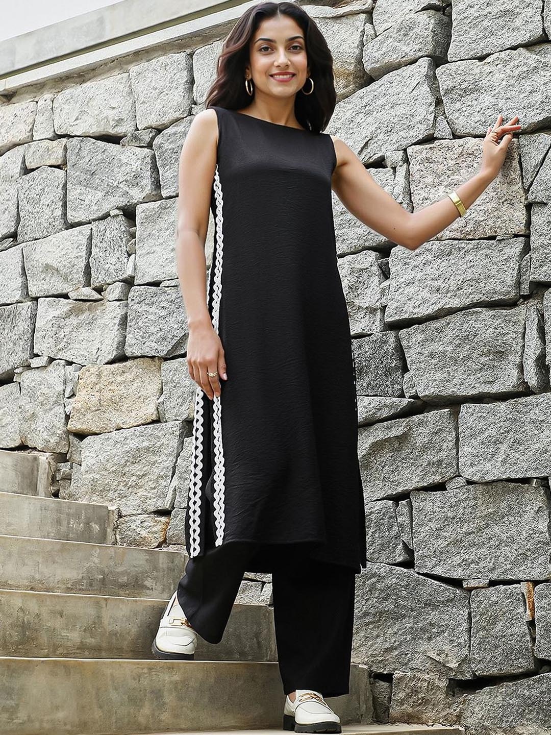 

QISSA Colourblocked Sleeveless Straight Kurta with Trousers, Black