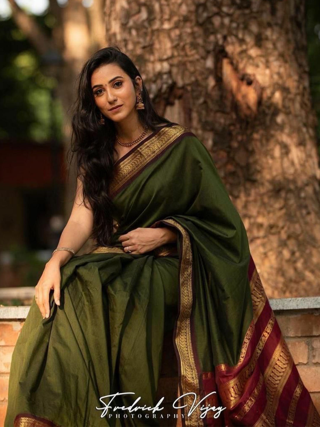 

Rujave Woven Design Zari Art Silk Kanjeevaram Saree, Green