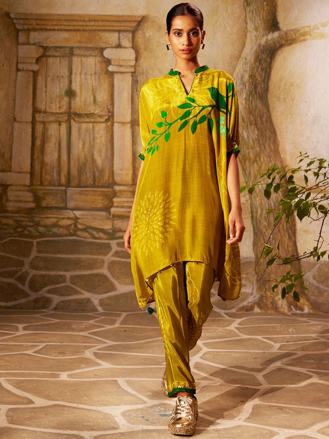 

Basil leaf Floral Printed Mandarin Collar A-Line Kurta With Trousers, Green