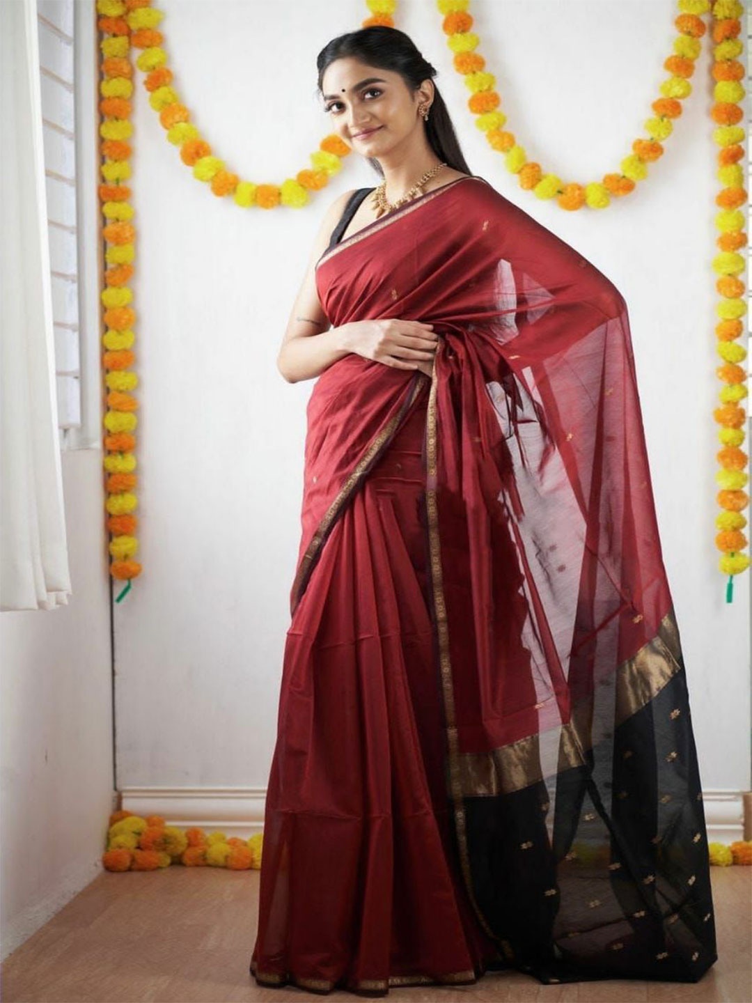 

Rujave Woven Design Printed Zari Border Saree, Red