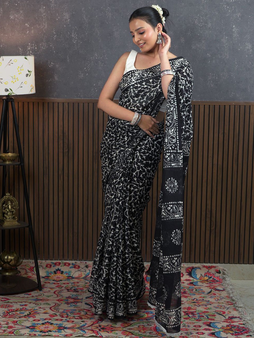 

Ushvii Batik Printed Pure Cotton Block Print Saree, Black