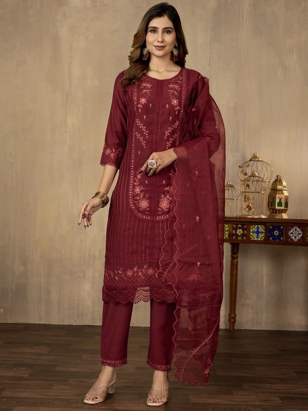 

DRESOUL Floral Embroidered Straight Kurta With Trousers And Dupatta, Red