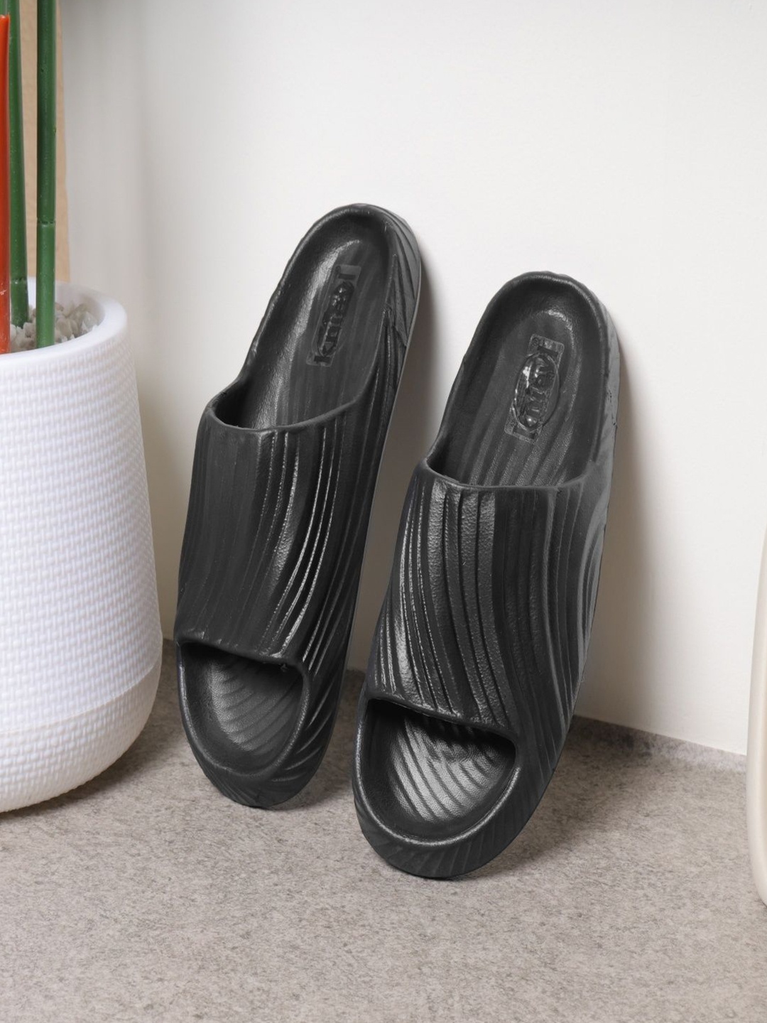 

KNIEVL Men Sliders, Black