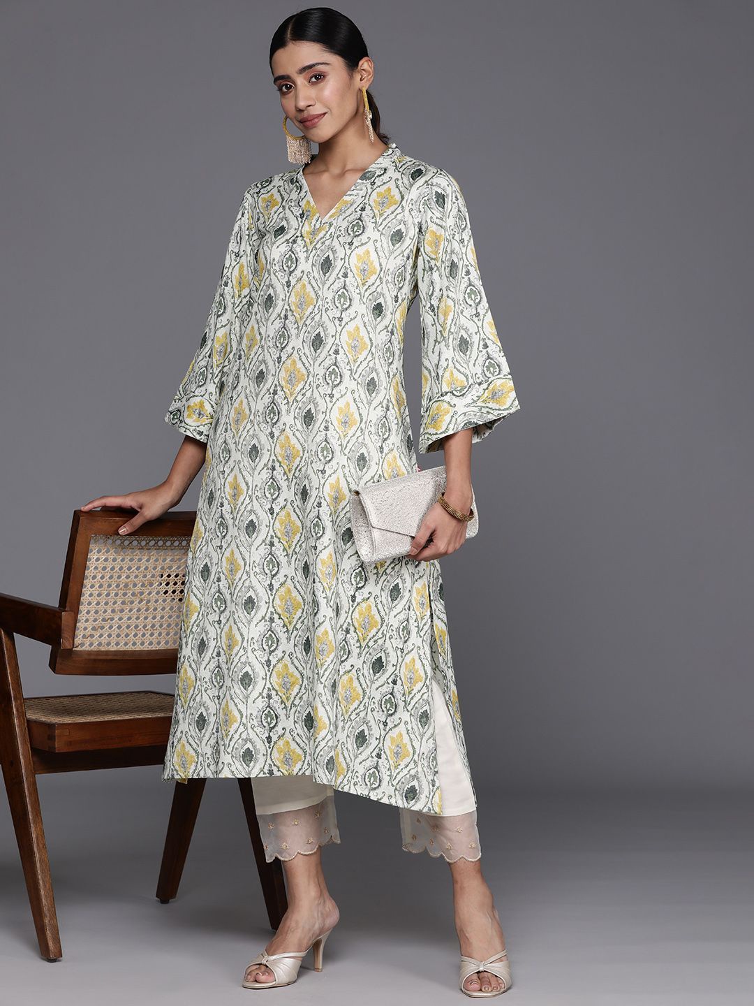 

DIVASTRI Floral Printed Flared Sleeves Straight Kurta, White