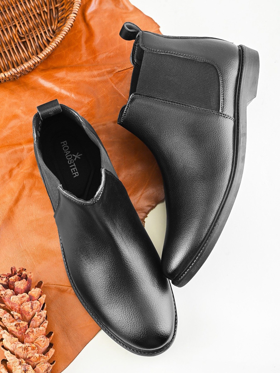 

The Roadster Lifestyle Co Men Block-Heeled Chelsea Boots, Black