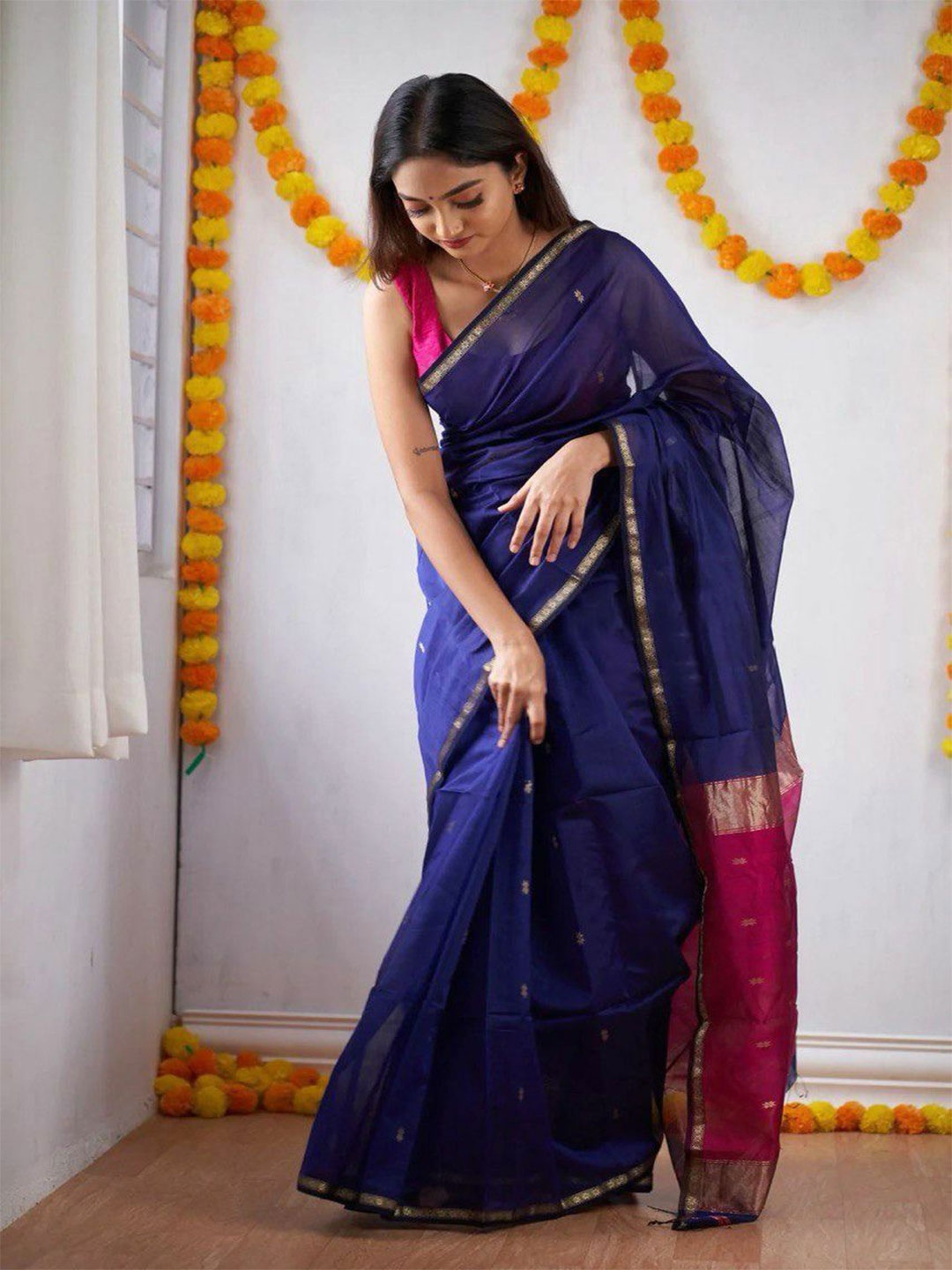 

Rujave Woven Design Zari Art Silk Kanjeevaram Saree, Navy blue