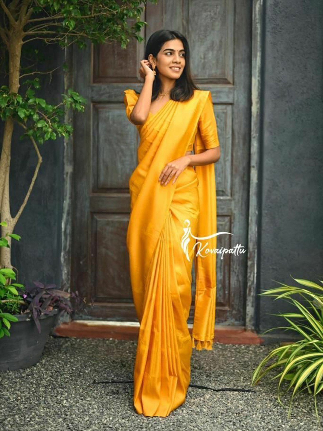 

Rujave Solid Kanjeevaram Saree, Yellow