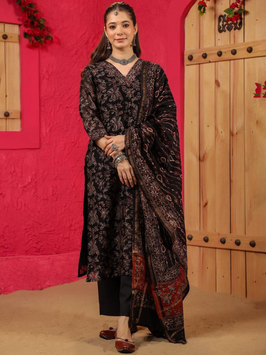 

BAPS Floral Printed V-Neck Anarkali Kurta with Trousers & Dupatta, Black