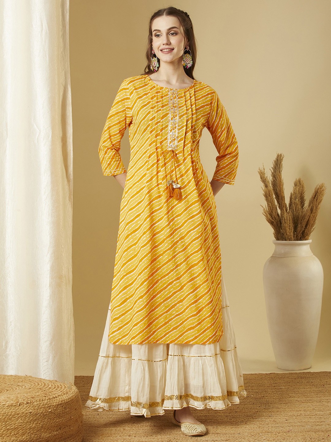 

FASHOR Leheriya Printed Sequinned Round Neck Straight Kurta, Yellow