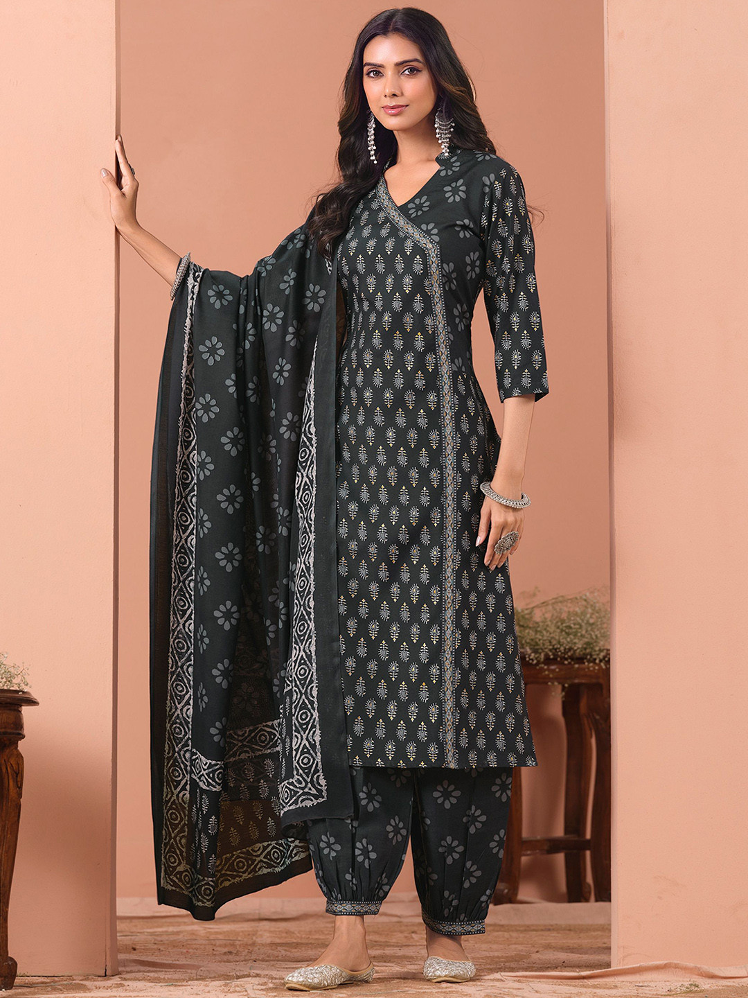 

MOJILAA Ethnic Motifs Printed Straight Kurta with Salwar & Dupatta, Grey