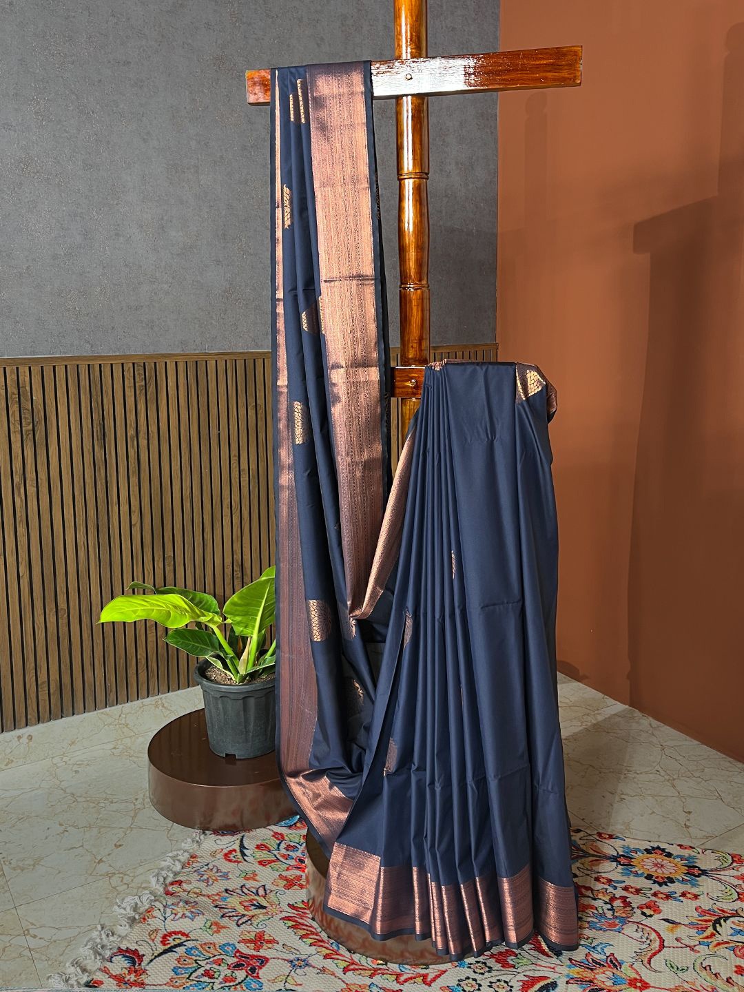 

Ushvii Ethnic Motifs Silk Blend Kanjeevaram Saree, Navy blue