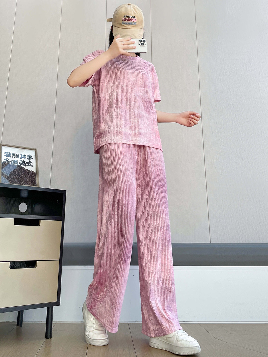 

Lugo Self Design Round Neck T-Shirt With Trousers, Pink