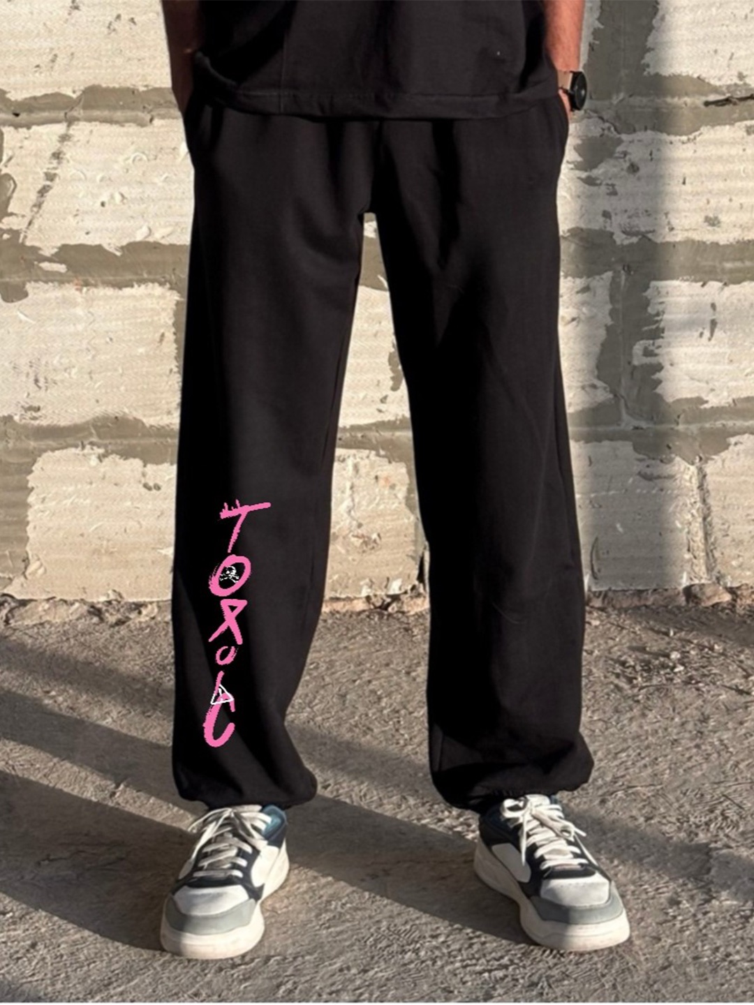 

TheBTclub Men Printed Joggers Trousers, Black